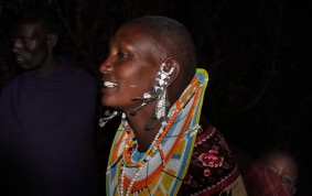 Massajkvinna i högtidsskrud